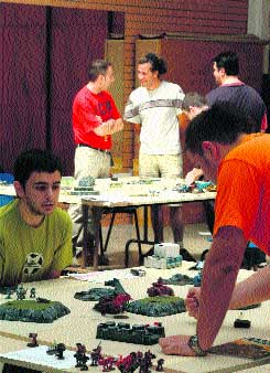 Dos jugadores disputan una partida de Warhammer 4o.000. R. rUiZ Dos jugadores disputan una partida de Warhammer 4o.000. R. rUiZ
