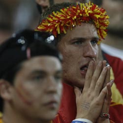 Aficionados españoles muestran su decepción al final del partido Aficionados españoles muestran su decepción al final del partido