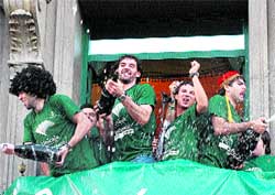 Jorge Garbajosa (centro), durante la celebración del título de Liga en Málaga. Jorge Garbajosa (centro), durante la celebración del título de Liga en Málaga.