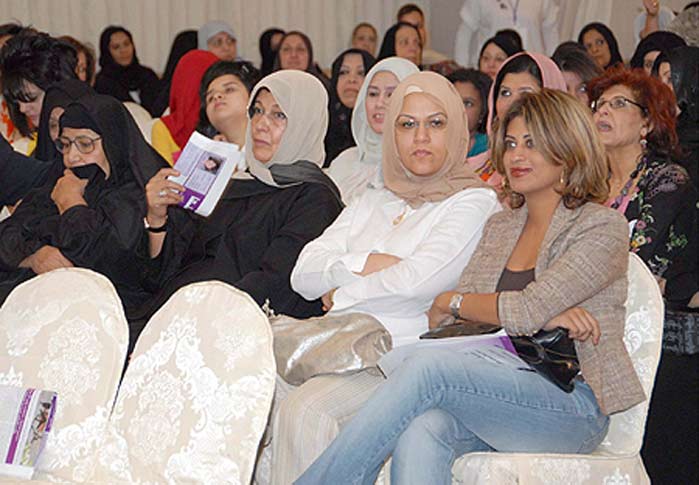 Un grupo de mujeres asisten durante un acto acerca de la elecciones parlamentarias, ayer en Kuwait. Un grupo de mujeres asisten durante un acto acerca de la elecciones parlamentarias, ayer en Kuwait.