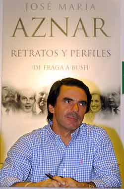 Aznar presenta su libro de perfiles en mayo de 2005. (Javier Cebollada / Efe) Aznar presenta su libro de perfiles en mayo de 2005. (Javier Cebollada / Efe)