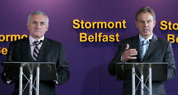Tony Blair y su homólogo irlandés Bertie Ahern (Paul McErlane / Efe) Tony Blair y su homólogo irlandés Bertie Ahern (Paul McErlane / Efe)