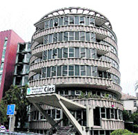 Un gran edificio de siete plantas Un gran edificio de siete plantas