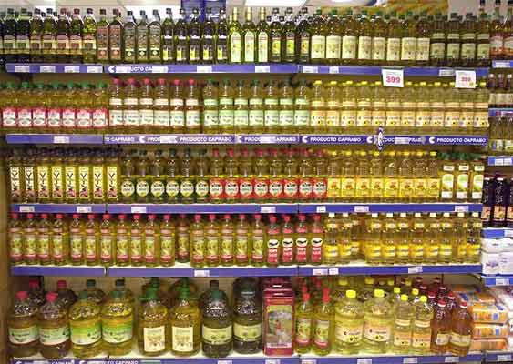 Los aceiteros alertan "peligroso" incremento precio aceite de oliva en origen (SERGIO BARRENECHEA / EFE) Los aceiteros alertan "peligroso" incremento precio aceite de oliva en origen (SERGIO BARRENECHEA / EFE)