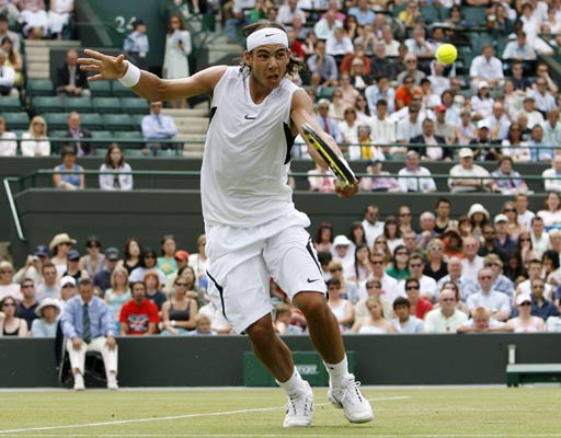 Rafa Nadal golpea la bola en su partido de cuartos contra Nieminen Rafa Nadal golpea la bola en su partido de cuartos contra Nieminen