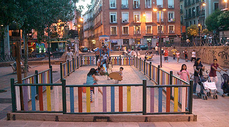 Niños jugando en un parque de la plaza María Soledad Torres Acosta (Foro cívico Gran Vía) Niños jugando en un parque de la plaza María Soledad Torres Acosta (Foro cívico Gran Vía)