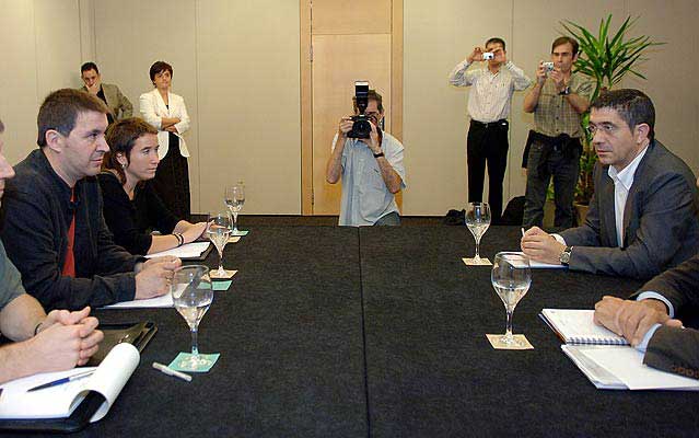 Imagen de la reunión celebrada entre PSE y Batasuna. (Javier Echezarreta / EFE) Imagen de la reunión celebrada entre PSE y Batasuna. (Javier Echezarreta / EFE)