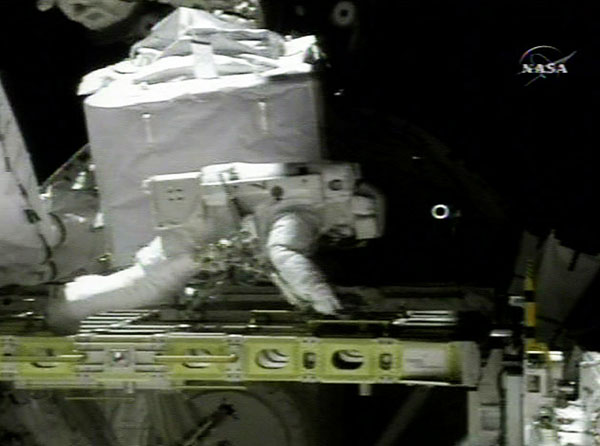 Segunda caminata espacial (NASA TV) Segunda caminata espacial (NASA TV)