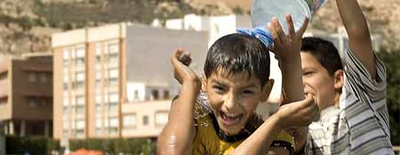 Dos niños se lanzan agua para combatir el calor en Almería (Foto: Efe) Dos niños se lanzan agua para combatir el calor en Almería (Foto: Efe)