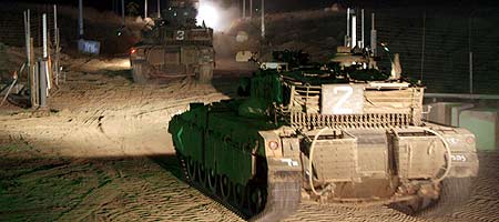 Tanques hebreos se adentran en Gaza por el lado este de la franja. Tanques hebreos se adentran en Gaza por el lado este de la franja.