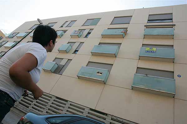 Un bloque de viviedas con varios carteles de "Se vende" en su fachada Un bloque de viviedas con varios carteles de "Se vende" en su fachada
