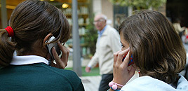 La telefonía móvil está muy extendida entre los menores La telefonía móvil está muy extendida entre los menores