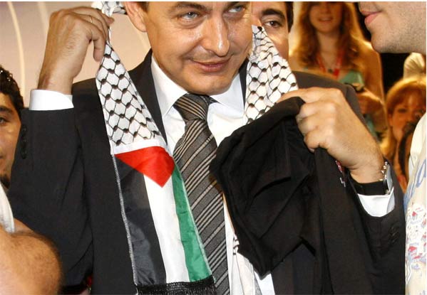 Zapatero se pone el pañuelo(denominado "kufiya") que le brindan en un acto del Foro Joven Internacional en Alicante.(Morell / Efe) Zapatero se pone el pañuelo(denominado "kufiya") que le brindan en un acto del Foro Joven Internacional en Alicante.(Morell / Efe)