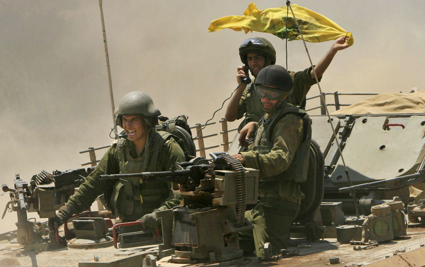 Tres soldados israelíes con una bandera de Hizbulá robada. Tres soldados israelíes con una bandera de Hizbulá robada.