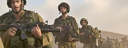 Varios soldados abandonan territorio libanés a su paso por Marun e-Ras, cerca de la frontera con Israel (Efe).