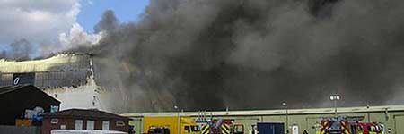 Una columna de humo en el incendio de los estudios Pinewood (AP).