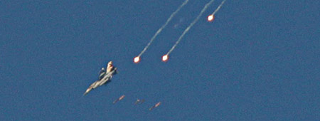 Un F-16 israelí lanza misiles sobre territorios del sur de Líbano. Un F-16 israelí lanza misiles sobre territorios del sur de Líbano.