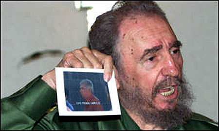 Castro denunció al antiguo miembro de la CIA, Luis Posadas (en la foto que sostiene). Castro denunció al antiguo miembro de la CIA, Luis Posadas (en la foto que sostiene).