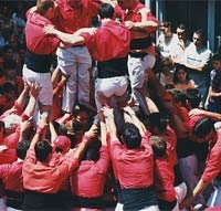 Un castell o torre humana durante unas fiestas populares Un castell o torre humana durante unas fiestas populares