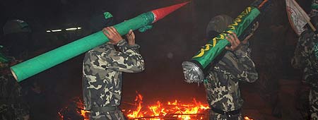 Miembros de de las Brigadas Al Qassam, durante una manifestación contra la ofensiva israelí en Líbano. Miembros de de las Brigadas Al Qassam, durante una manifestación contra la ofensiva israelí en Líbano.
