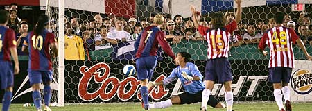 Momento en que Gudjohnsen adelantaba al Barça. Momento en que Gudjohnsen adelantaba al Barça.