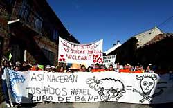 Manifestación del pasado sábado en Peque contra la decisión del alcalde. (Diario de León) Manifestación del pasado sábado en Peque contra la decisión del alcalde. (Diario de León)