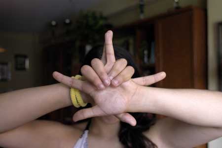 Saludo característico de las 'Queenas', rama femenina de los Latin King, legalizados en Cataluña. (Eric Molgora) Saludo característico de las 'Queenas', rama femenina de los Latin King, legalizados en Cataluña. (Eric Molgora)