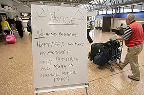 Señal que indica la prohibición de llevar equipaje de mano por motivos de seguridad en el Aeropuerto Internacional de Belfast, Reino Unido (Paul McErlane / Efe) Señal que indica la prohibición de llevar equipaje de mano por motivos de seguridad en el Aeropuerto Internacional de Belfast, Reino Unido (Paul McErlane / Efe)