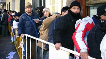El Gobierno pretende que dos millones de 'con papeles' voten en las próximas municipales. (Efe) El Gobierno pretende que dos millones de 'con papeles' voten en las próximas municipales. (Efe)