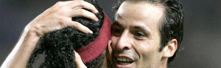 Giuly y Ronaldinho celebran el gol del Barça Giuly y Ronaldinho celebran el gol del Barça