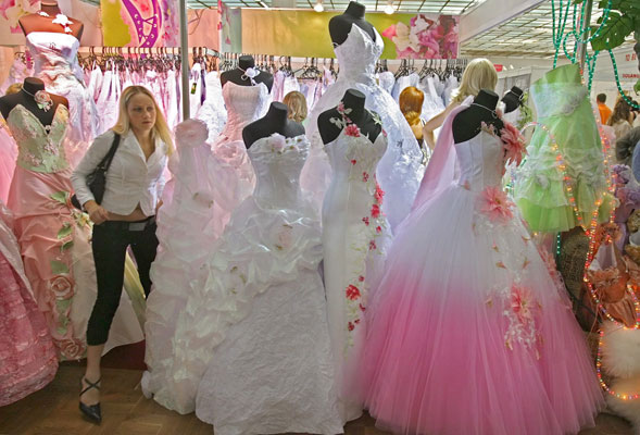 una parroquia de alicante vende vestidos de novia para ayudar a los