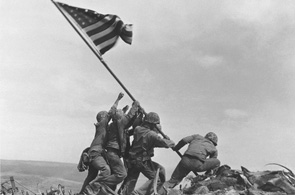 Joe RosenthalSeis soldados estadounidenses plantan la bandera en la isla japonesa de Iwo Jima (Joe Rosenthal) Joe RosenthalSeis soldados estadounidenses plantan la bandera en la isla japonesa de Iwo Jima (Joe Rosenthal)