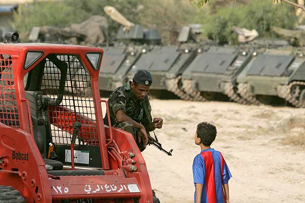 Un soldado libanés habla con un niño al sur del país Un soldado libanés habla con un niño al sur del país