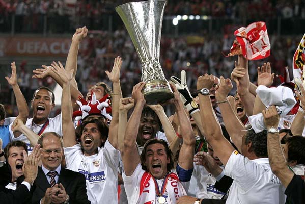 Javi Navarro levanta la Copa de la UEFA Javi Navarro levanta la Copa de la UEFA