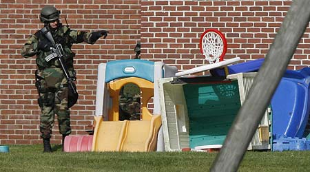 Un miembro de las fuerzas especiales en el patio del colegio de Essex donde han ocurrido los hechos Un miembro de las fuerzas especiales en el patio del colegio de Essex donde han ocurrido los hechos