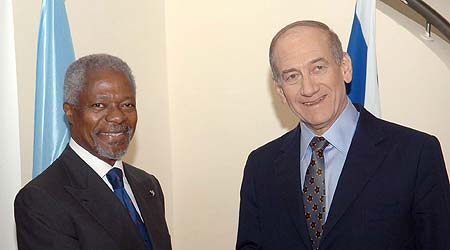 El secretario general de la ONU, Kofi Annan (izq), es recibido por el primer ministro israelí, Ehud Olmert (dcha), en la residencia del dirigente israelí en Jerusalén El secretario general de la ONU, Kofi Annan (izq), es recibido por el primer ministro israelí, Ehud Olmert (dcha), en la residencia del dirigente israelí en Jerusalén