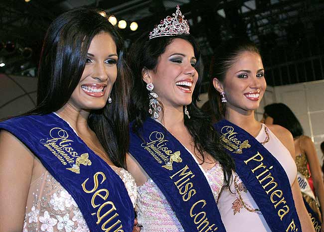 La dominicana Mía Taveras (c) posa, acompañada de la Miss Uruguay (dcha)y Miss Venezuela (izda). La dominicana Mía Taveras (c) posa, acompañada de la Miss Uruguay (dcha)y Miss Venezuela (izda).