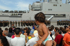 Familiares y amigos se despiden de los soldados españoles del primer contingente militar español que parte hacia El Líbano en la Base Naval de Rota. (Jaro Muñoz / EFE) Familiares y amigos se despiden de los soldados españoles del primer contingente militar español que parte hacia El Líbano en la Base Naval de Rota. (Jaro Muñoz / EFE)