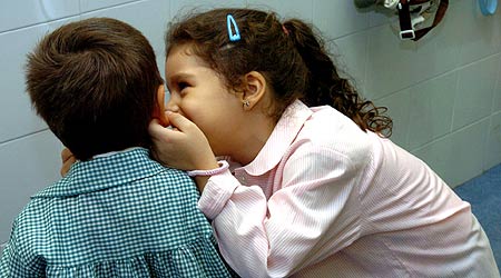 Dos niños cuchichean poco antes de comenzar la clase ayer en el centro escolar José Calvo Sotelo, en Madrid, Dos niños cuchichean poco antes de comenzar la clase ayer en el centro escolar José Calvo Sotelo, en Madrid,