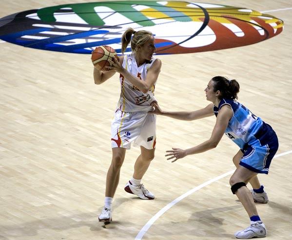 Marta Fernández protege el balón ante una jugadora argentina Marta Fernández protege el balón ante una jugadora argentina