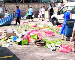 La basura del mercadillo y el olor atufan a los vecinos La basura del mercadillo y el olor atufan a los vecinos