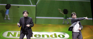 Iwata, presidente de Nintendo y Miyamoto, su director general, muestran cómo se juega al tenis con el nuevo mando de Wii Iwata, presidente de Nintendo y Miyamoto, su director general, muestran cómo se juega al tenis con el nuevo mando de Wii