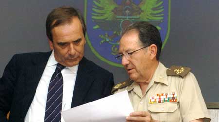 El ministro Alonso (i) y el Jefe de Estado Mayor de la Defensa, Félix Sanz. (Mondelo / Efe) El ministro Alonso (i) y el Jefe de Estado Mayor de la Defensa, Félix Sanz. (Mondelo / Efe)