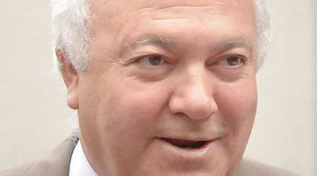 Moratinos confirma que hoy se reanudan las repatriaciones a Senegal. (Herwig Vergult / Efe) Moratinos confirma que hoy se reanudan las repatriaciones a Senegal. (Herwig Vergult / Efe)
