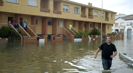 Un grupo de casas de una urbanización de la localidad de Castelló d''Empuries (Girona) se encuentran sitiadas por las intensas lluvias registradas esta tarde en Girona y que han provocado inundaciones en diversas poblaciones de Cataluña. (Robin Townsend / EFE) Un grupo de casas de una urbanización de la localidad de Castelló d''Empuries (Girona) se encuentran sitiadas por las intensas lluvias registradas esta tarde en Girona y que han provocado inundaciones en diversas poblaciones de Cataluña. (Robin Townsend / EFE)