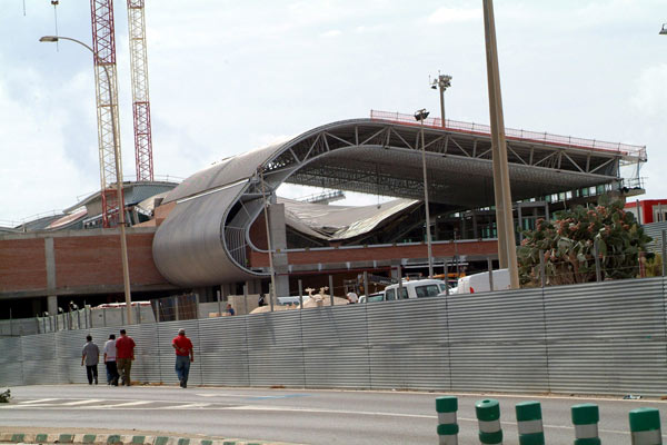 estado en el que ha quedado el techo del aeropuerto (EFE) estado en el que ha quedado el techo del aeropuerto (EFE)