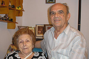 Andrés, junto a su esposa, muestra una foto de sus seis nietos Andrés, junto a su esposa, muestra una foto de sus seis nietos