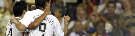 Vicente y Morientes celebran un gol Vicente y Morientes celebran un gol