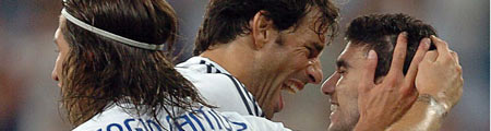 an Nistelrooy y Sergio Ramos felicitan a Reyes an Nistelrooy y Sergio Ramos felicitan a Reyes