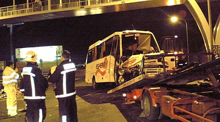 Estado en el que ha quedado el microbús después del accidente mortal Estado en el que ha quedado el microbús después del accidente mortal